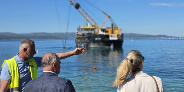 Počela izgradnja nove luke u Bolu vrijedne 16 milijuna eura, završavaju radovi u Milni