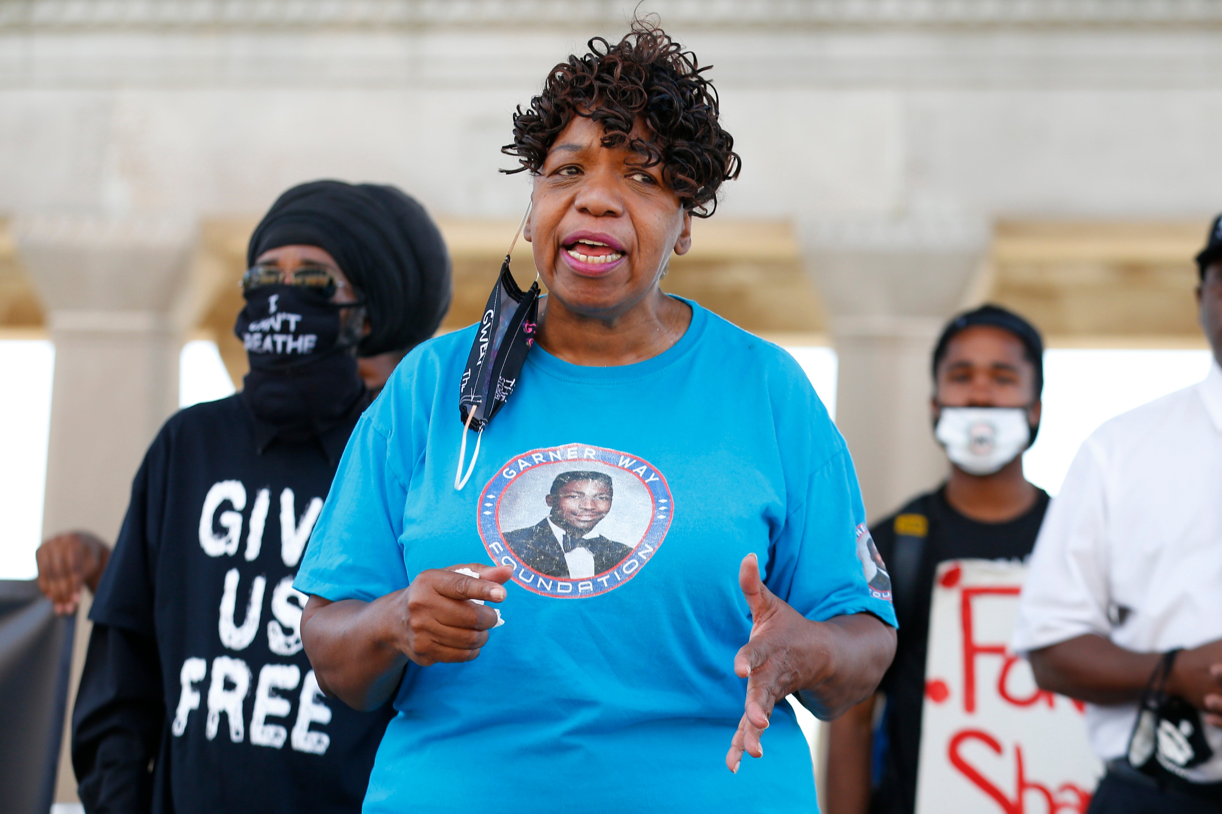 Aktivistica Gwen Carr, čiji je sin Eric Garner ubio NYPD 2014. godine, govori tijekom skupa Black Lives Matters ispred Boardwalk Halla, u Atlantic Cityju, NJ, 2020./