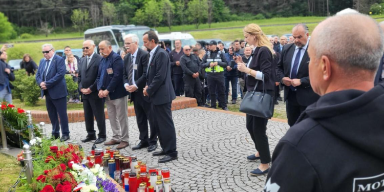 Položeni vijenci i zapaljene svijeće za žrtve Bleiburške tragedije i Križnog puta