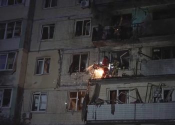 Posade za hitne slučajeve pretražuju zgradu Kiyiva nakon što Rusija štrajku ozlijedi 15 | Vijesti