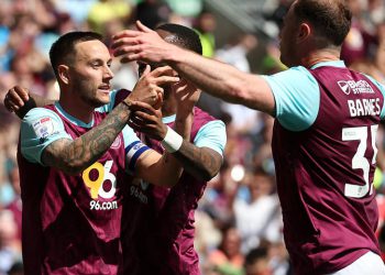 Posljednji dan prvenstva Live: Posljednji rezultati, ekipne vijesti i rezultati dok se Burnley bori pole pozicije iz Leedsa u borbi za naslov i pet timova bore se za mjesto za play-off