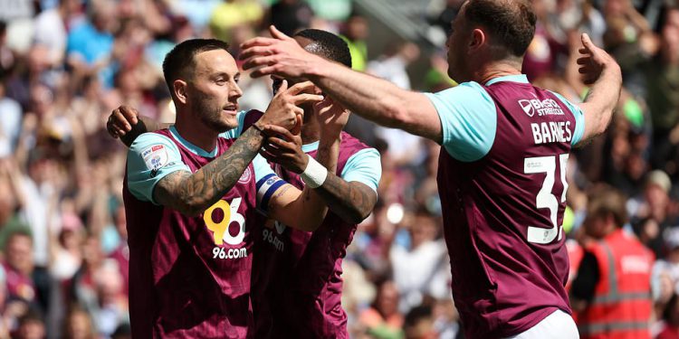 Posljednji dan prvenstva Live: Posljednji rezultati, ekipne vijesti i rezultati dok se Burnley bori pole pozicije iz Leedsa u borbi za naslov i pet timova bore se za mjesto za play-off