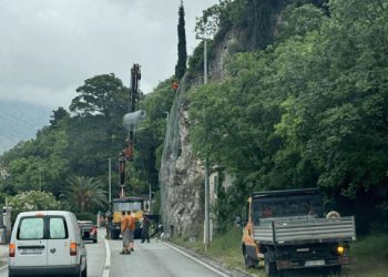 Postavlja se zaštitna žica na padini iznad ceste kod ljetnikovca Kaboga