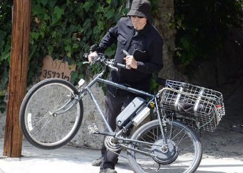 Povratak u buduću zvijezdu, 61, izgleda neprepoznatljivo na rijetkom javnom izlasku … Možete li pogoditi tko je on?