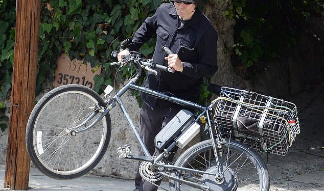 Povratak u buduću zvijezdu, 61, izgleda neprepoznatljivo na rijetkom javnom izlasku … Možete li pogoditi tko je on?