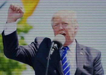 Predsjednik Trump odbacuje tvrdnje o profitiranju od Trumpovog tokena