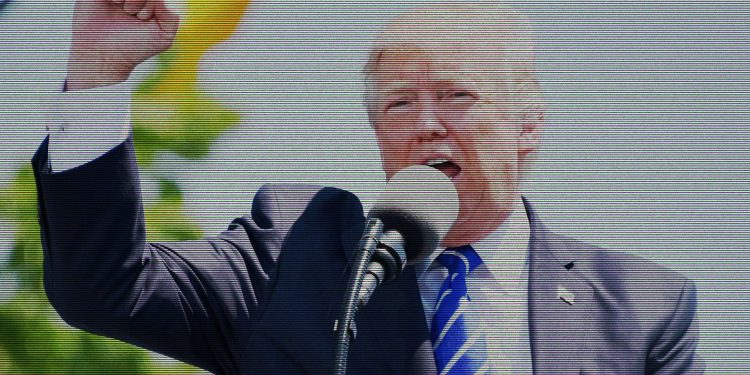 Predsjednik Trump odbacuje tvrdnje o profitiranju od Trumpovog tokena