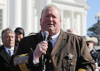 Predsjednik Trump odobrava punu pomilovanje bivšem šerifu Virginije koji je prodao zamjenike značaka za mito