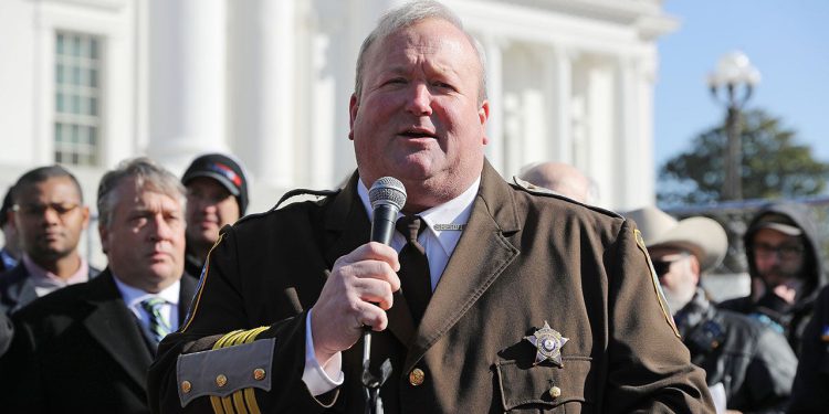 Predsjednik Trump odobrava punu pomilovanje bivšem šerifu Virginije koji je prodao zamjenike značaka za mito