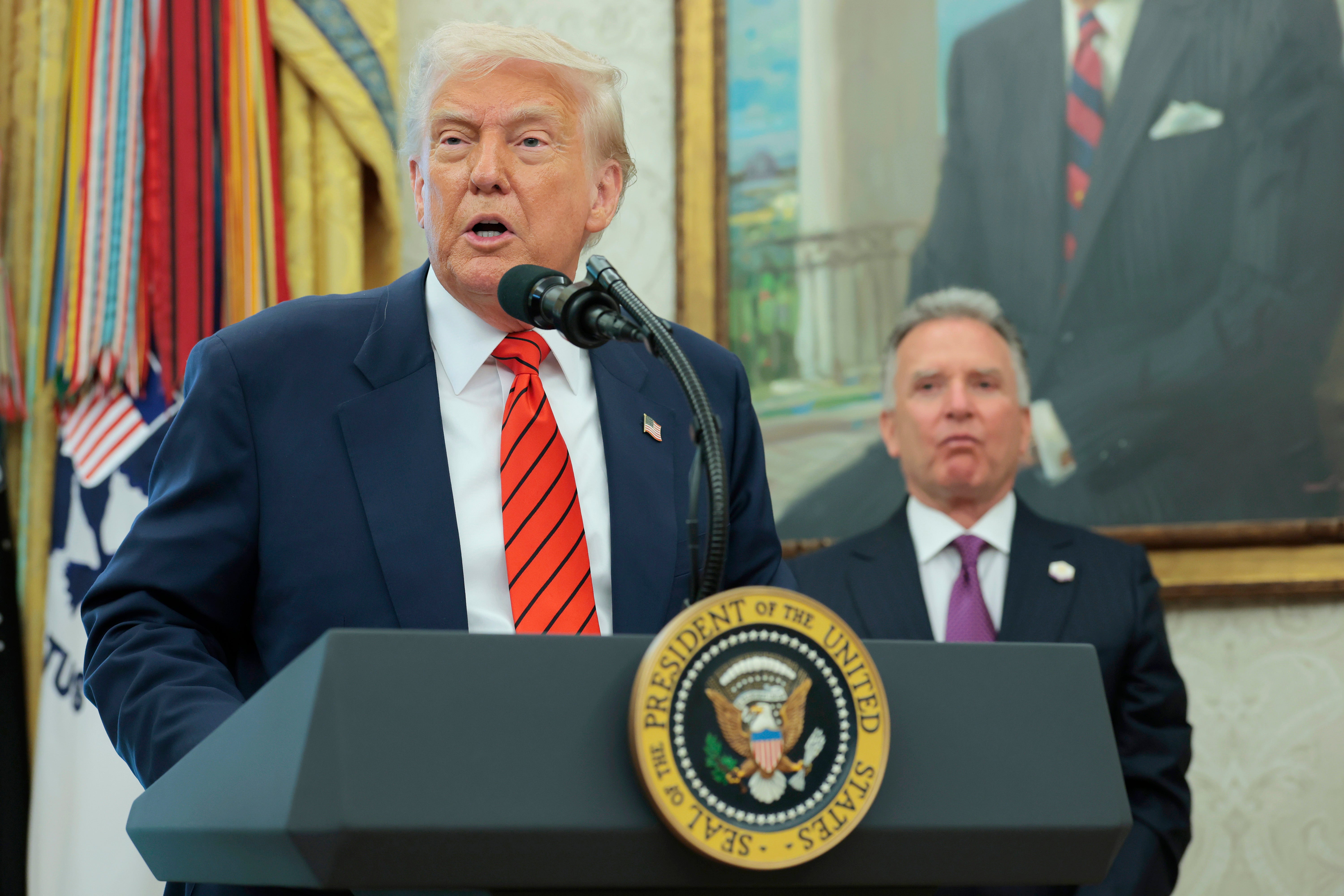 Predsjednik Donald Trump donosi primjedbe tijekom ceremonije zakletve za posebnog izaslanika na Bliski Istok Steve Witkoff u Ovalnom uredu u Bijeloj kući 6. svibnja 2025.