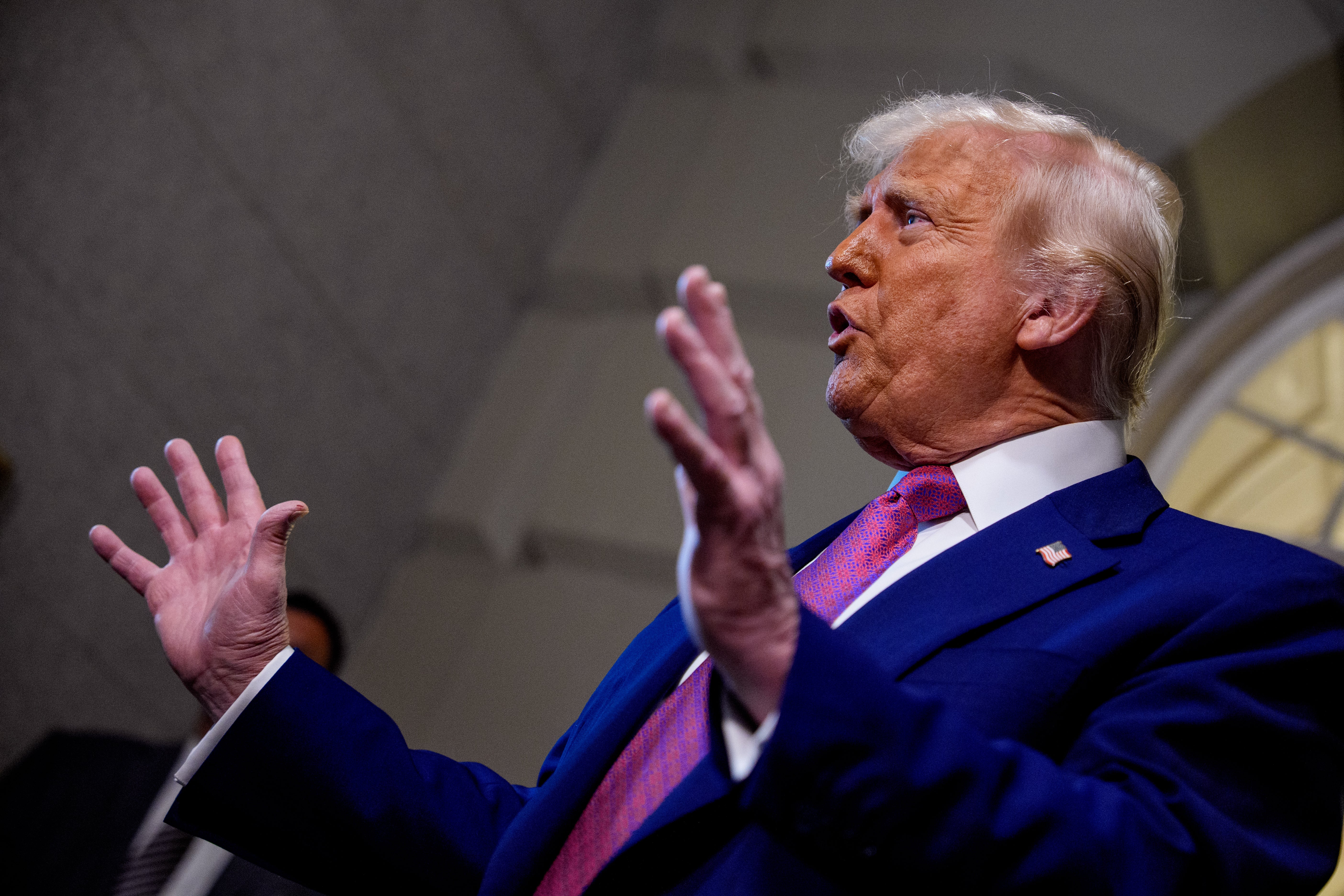 Donald Trump razgovara s medijima nakon što je u utorak na Kapitol Hill napustio sastanak s republikancima House na Capitol Hillu