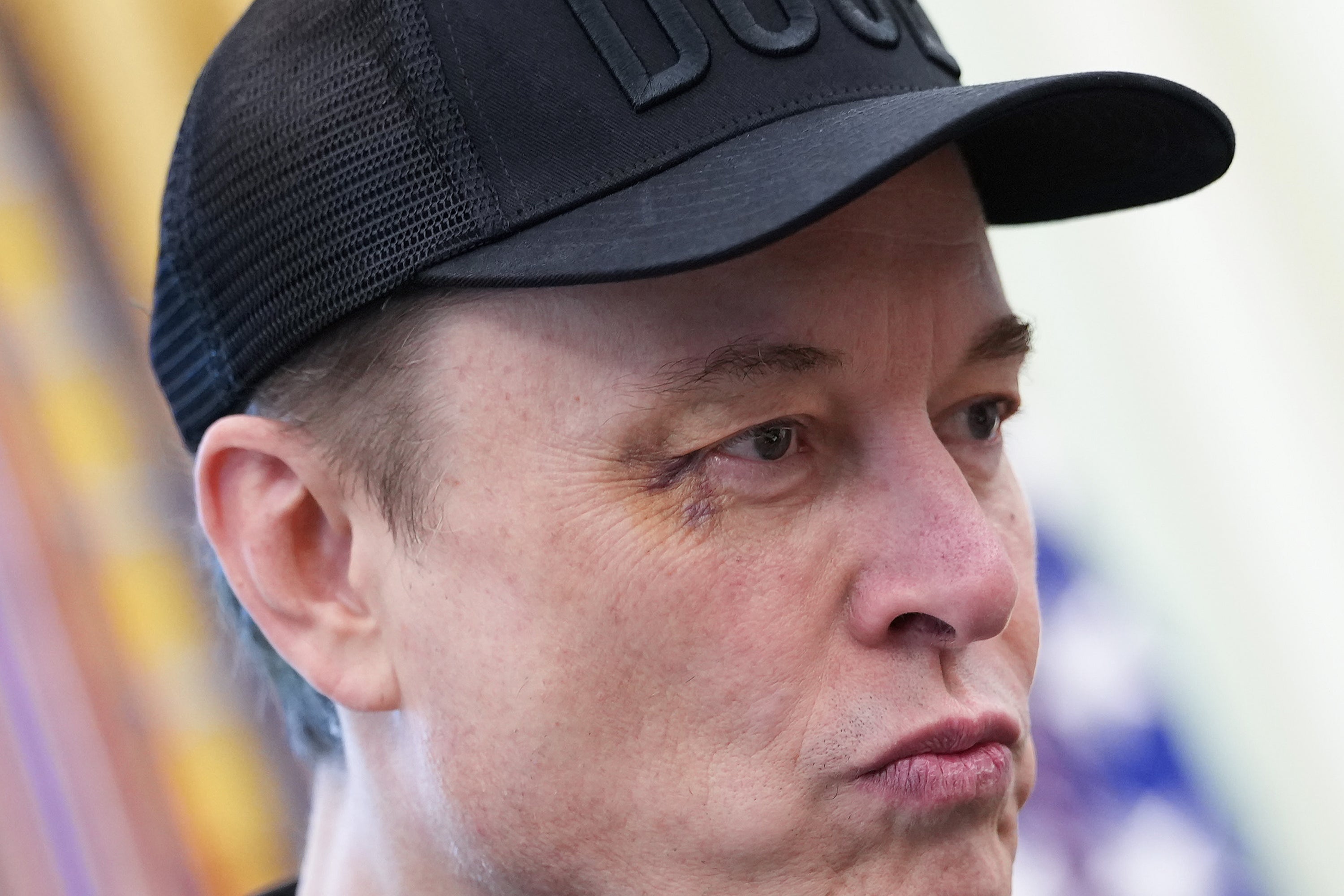 Crno oko direktora Tesle Elon Musk je vidljivo dok sluša kao Trump u Ovalnom uredu
