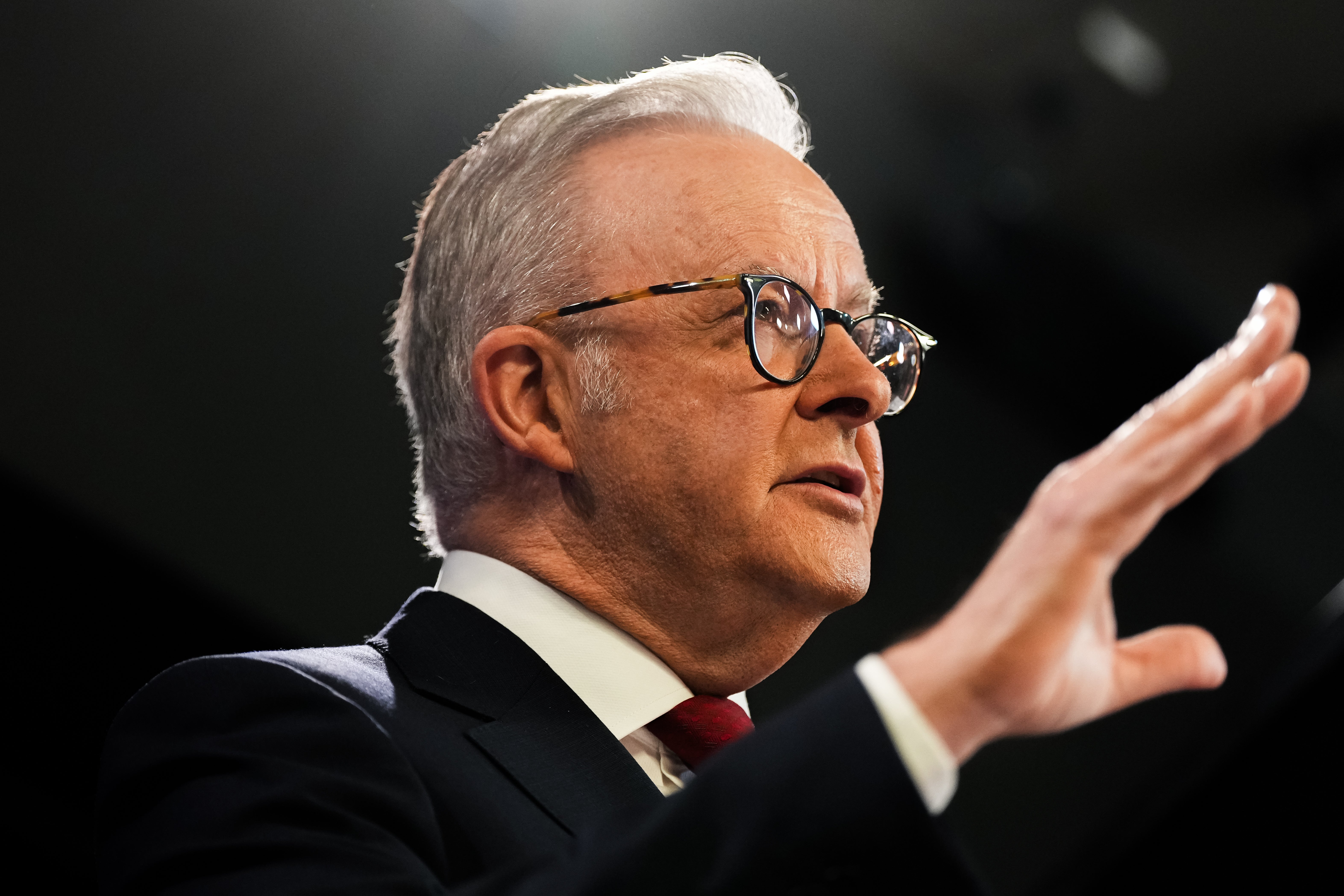 Premijer Australije, Anthony Albanese, gestikulira dok održava svoj govor u Nacionalnom tiskovnom klubu 30. travnja 2025. u Canberri u Australiji