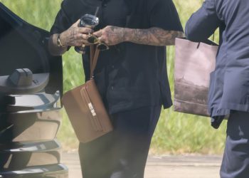 Privatni mlaz Davida Beckhama vraća se u Luton nakon što je sa svojom obitelji uživao u Swanky Večeri u Parizu kako bi proslavio svoj 50. rođendan