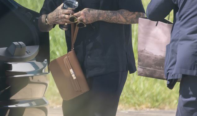 Privatni mlaz Davida Beckhama vraća se u Luton nakon što je sa svojom obitelji uživao u Swanky Večeri u Parizu kako bi proslavio svoj 50. rođendan