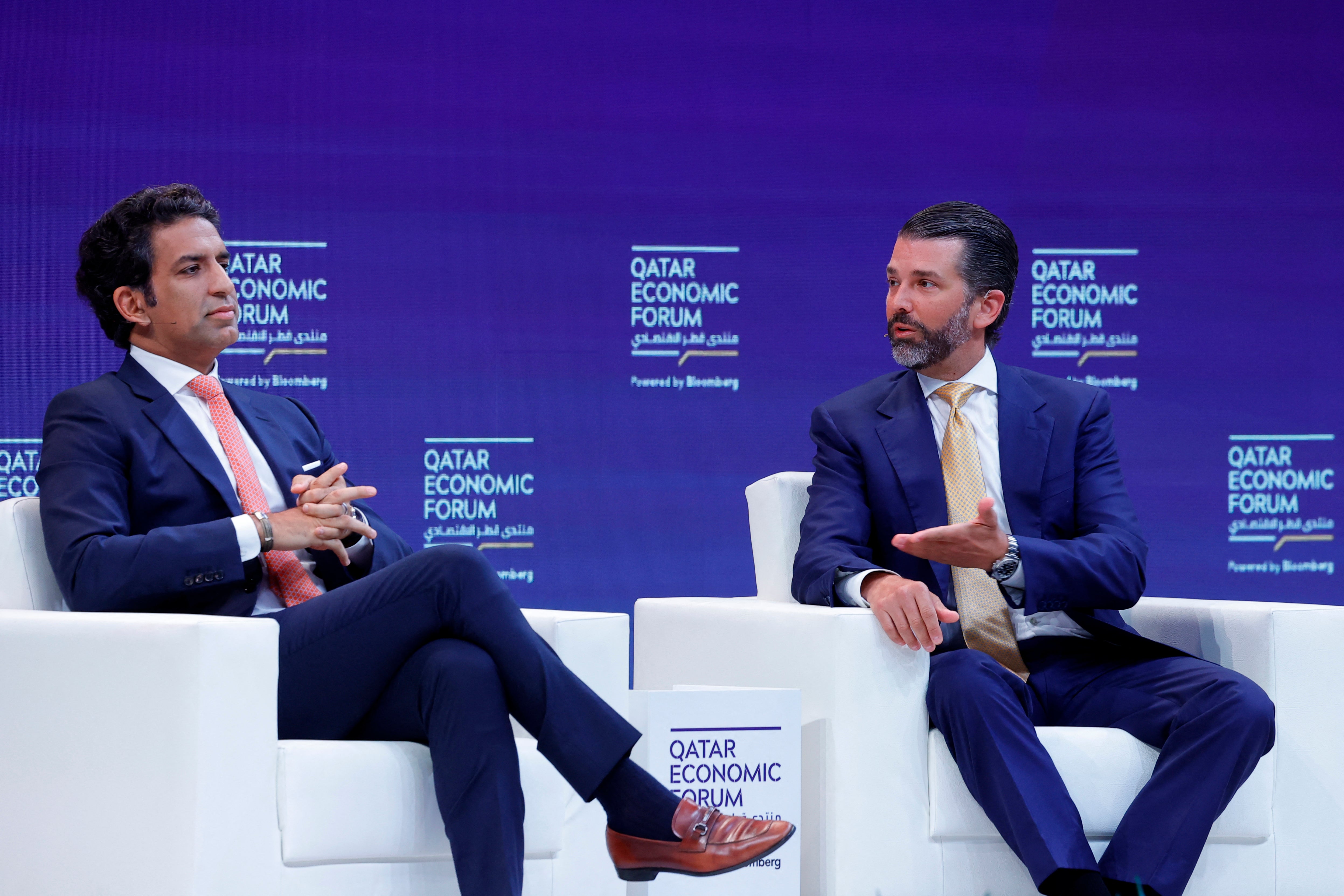 Donald Trump Jr. i suvlasnik izvršne vlasti Omeed Malik Talk tijekom sjednice na Katarskom ekonomskom forumu u Dohi