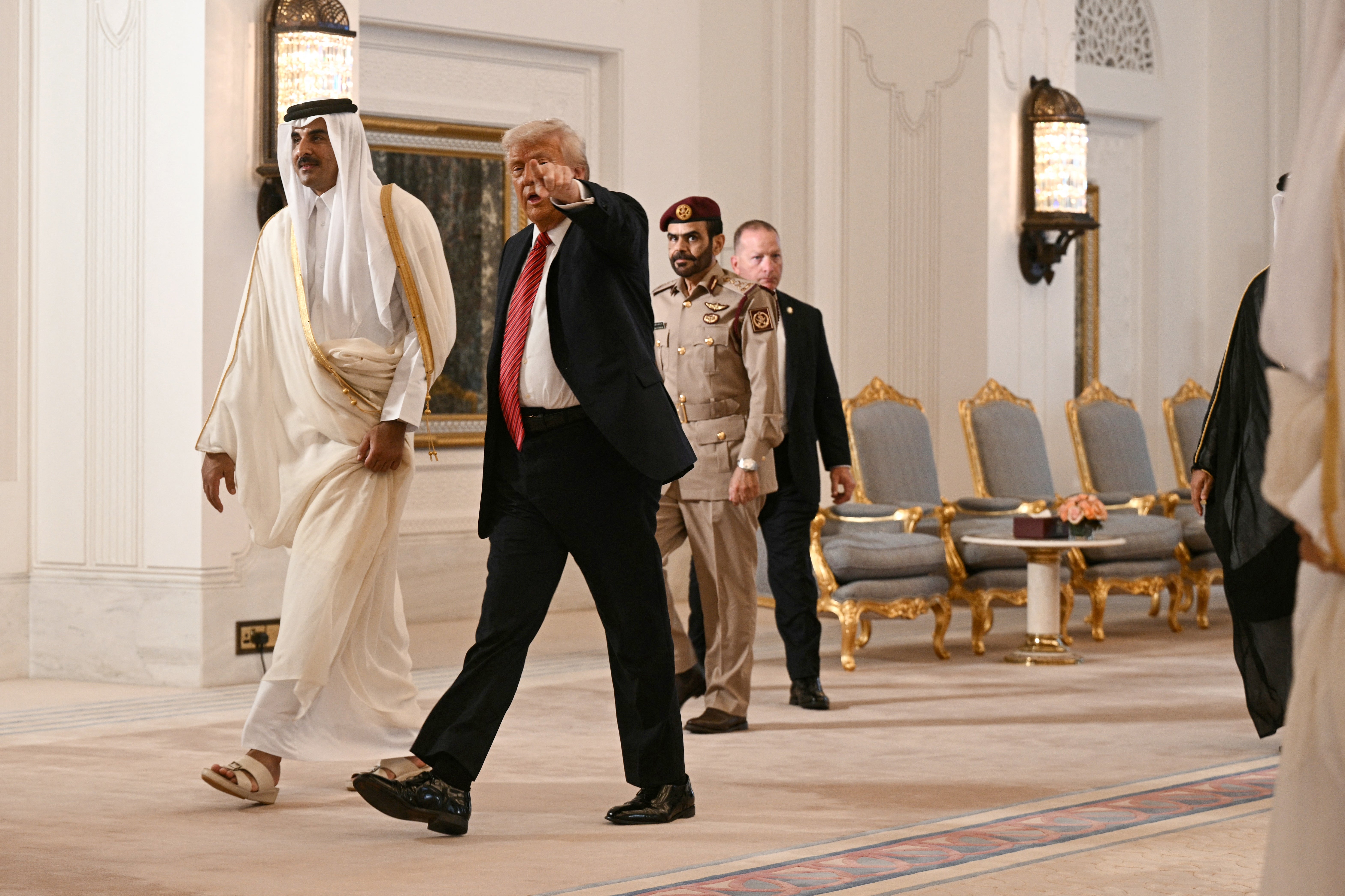 Katarski emir šeik Tamim bin Hamad al-ani i američki predsjednik Donald Trump stigli su na ceremoniju potpisivanja u Kraljevskoj palači u Dohi