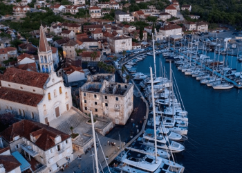 RADIONICA ZA NOVI PRISTUP RAZVOJU OTOKA Eurozastupnik Tonino Picula u Milni predstavlja priručnik o Habitabilnosti – alata za procjenu održivih otočnih zajednica