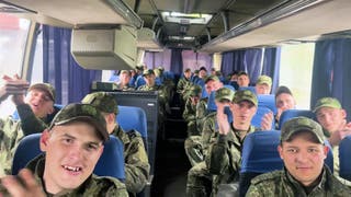 U ovom videu Grab snimljeno iz snimke brošura koje je rusko ministarstvo obrane objavilo 6. svibnja 2025. godine oslobodio je ruski ratni zarobljenici (ratni zarobljenici) koji sjede u autobusu nakon zamjene na neotkrivenom mjestu