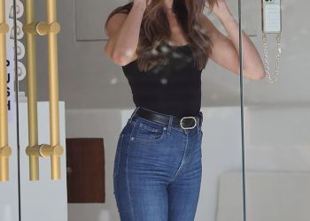 Rachael Finch pokazuje svoju modelu lik dok ljulja mršave traperice dok puca selfije u salonu – nakon što je Gen Z proglasio traper iz stila