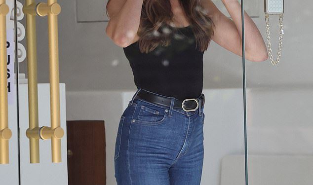 Rachael Finch pokazuje svoju modelu lik dok ljulja mršave traperice dok puca selfije u salonu – nakon što je Gen Z proglasio traper iz stila