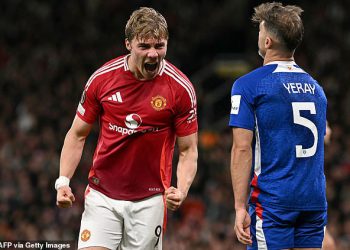 Rasmus Hojlund obećava da će se boriti za svoju budućnost Manchester Uniteda usred ljetnih izlaza u unatoč borbi Premijer lige