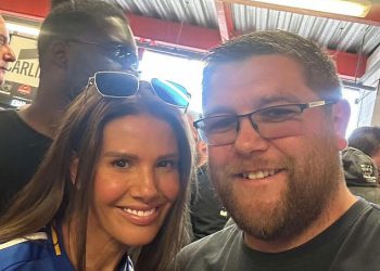 Rebekah Vardy primijetila je kako pije s navijačima Leicester Cityja dok je navijala za nogometaša Jamieja u prvom nastupu otkako je pristala platiti Coleen Rooney 1,1 milijuna funti Wagatha Christie Naselje