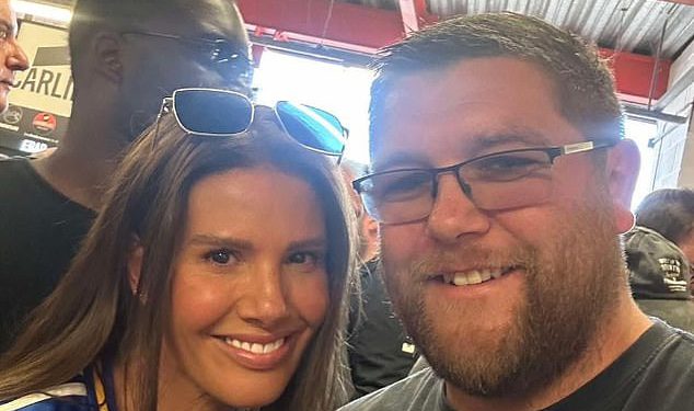 Rebekah Vardy primijetila je kako pije s navijačima Leicester Cityja dok je navijala za nogometaša Jamieja u prvom nastupu otkako je pristala platiti Coleen Rooney 1,1 milijuna funti Wagatha Christie Naselje