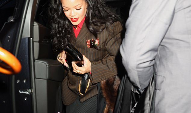 Rihanna prikazuje novopečeni struk dok vodi zvijezde na Gala večeri prije metala u kući Anna Wintour