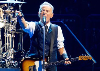 Rockera Brucea Springsteena pita se o Trumpovoj feudu dok potpisuje autograme