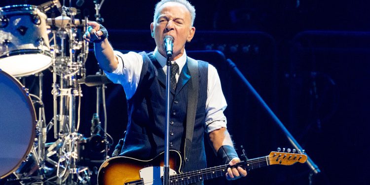 Rockera Brucea Springsteena pita se o Trumpovoj feudu dok potpisuje autograme