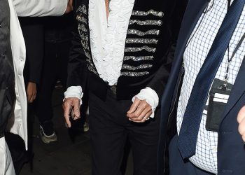 Rod Stewart, 80, izgleda umorno, dok supruga Penny Lancaster (54) oduševljava svoju kantu s kokicama dok napuštaju misiju: ​​nemoguće 8 Premiere