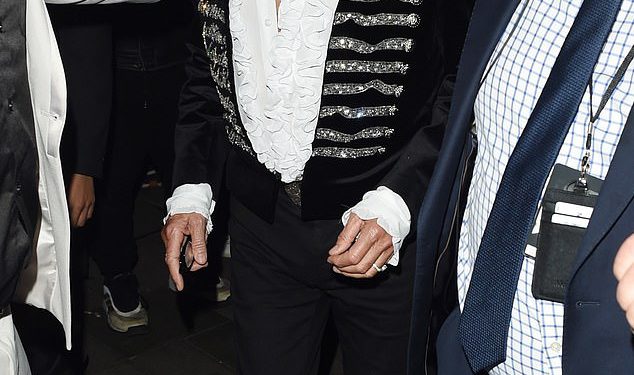 Rod Stewart, 80, izgleda umorno, dok supruga Penny Lancaster (54) oduševljava svoju kantu s kokicama dok napuštaju misiju: ​​nemoguće 8 Premiere