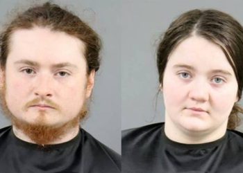 Roditelji su uhićeni nakon što je dojenčad zatekao da živi u kući u ‘strašnim’ uvjetima, uključujući mrtvu kozu u kadi