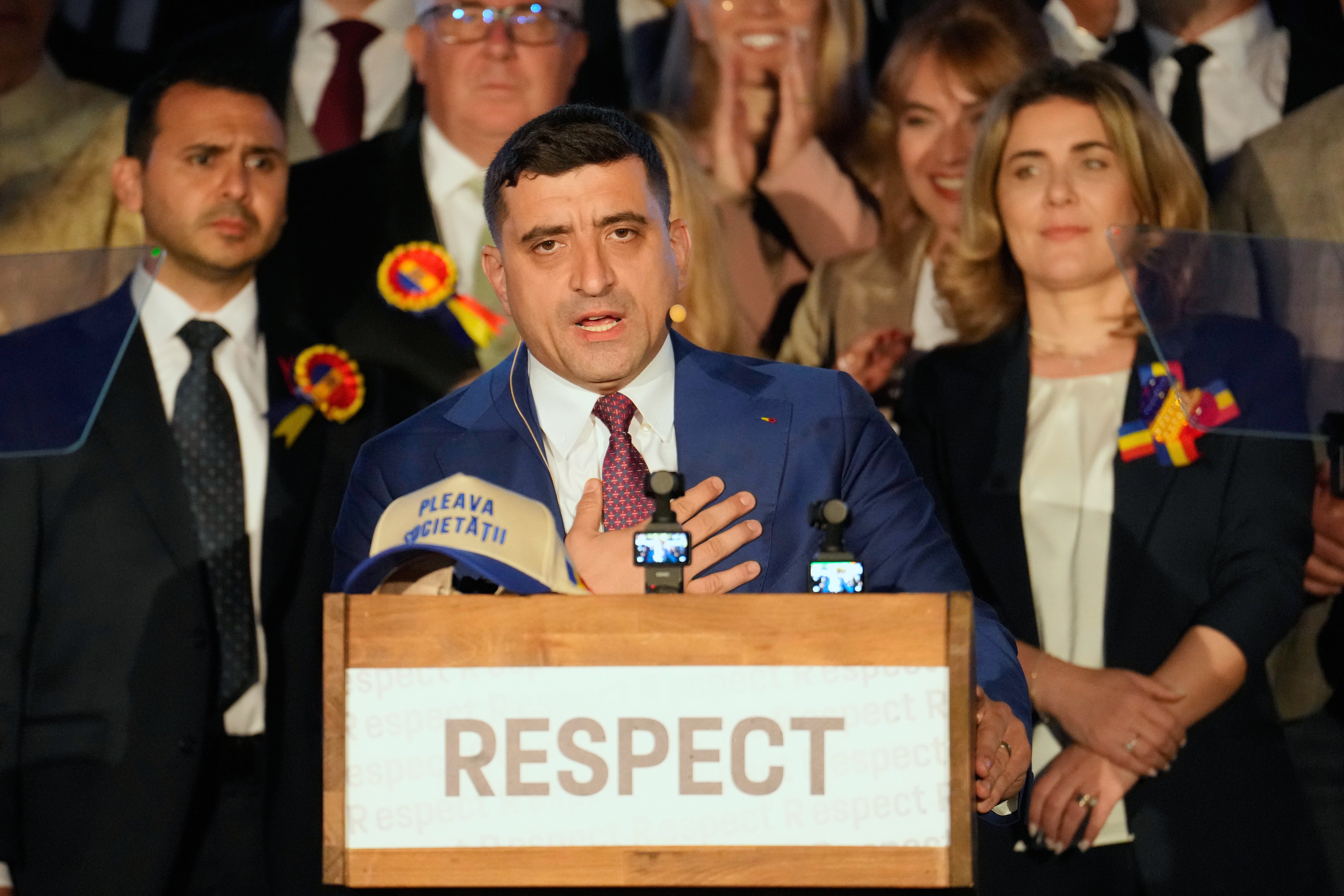 Predsjednički kandidat George Simion razgovara s medijima nakon što su ankete zatvorene u drugom krugu predsjedničkih izbora u zemlji u Bukureštu 18. svibnja 2025.