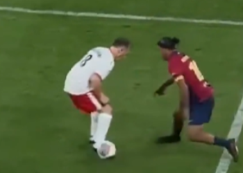 Ronaldinho, elastika i tunel u dobi od 45 godina: protivnik se klanja!