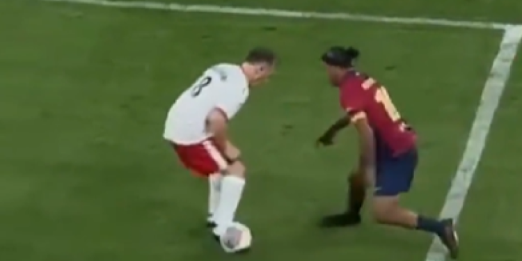 Ronaldinho, elastika i tunel u dobi od 45 godina: protivnik se klanja!