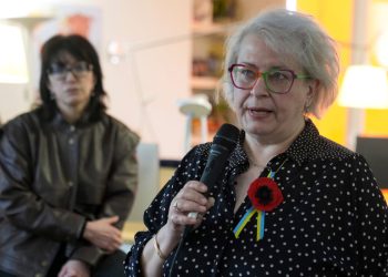 Ruski novinar koji je izbjegao kućni pritvor u Moskvi ponovno se pojavljuje u Parizu nakon brutalnog putovanja