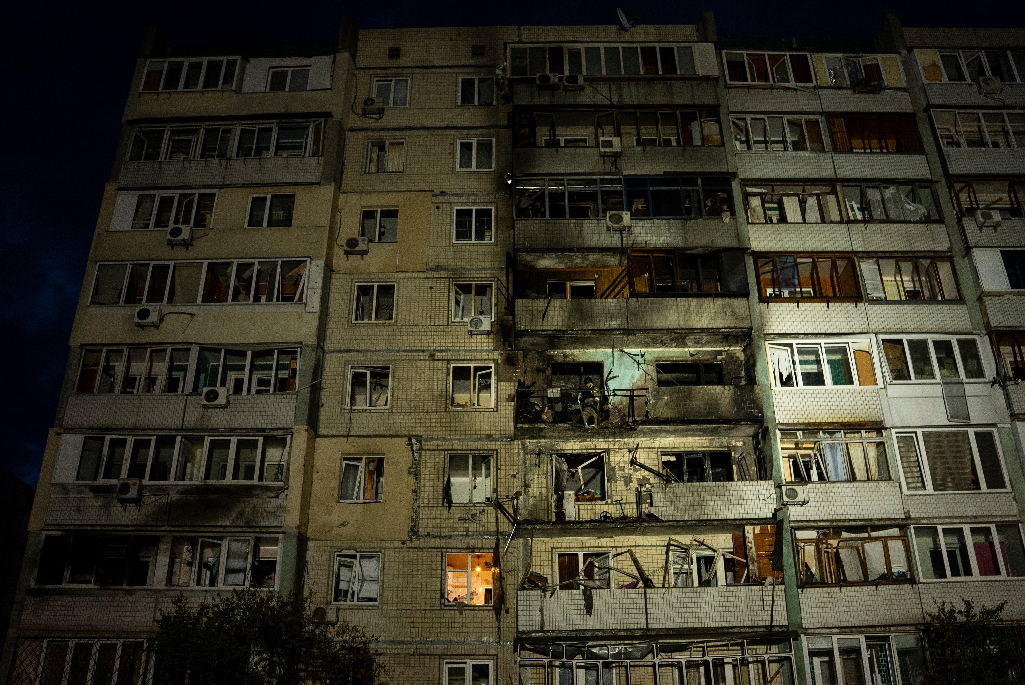 Stambena zgrada viđena je oštećena nakon ruskog napada u Kijevu, Ukrajina, u subotu, 24. svibnja 2025. (AP Photo/Alex Babenko)