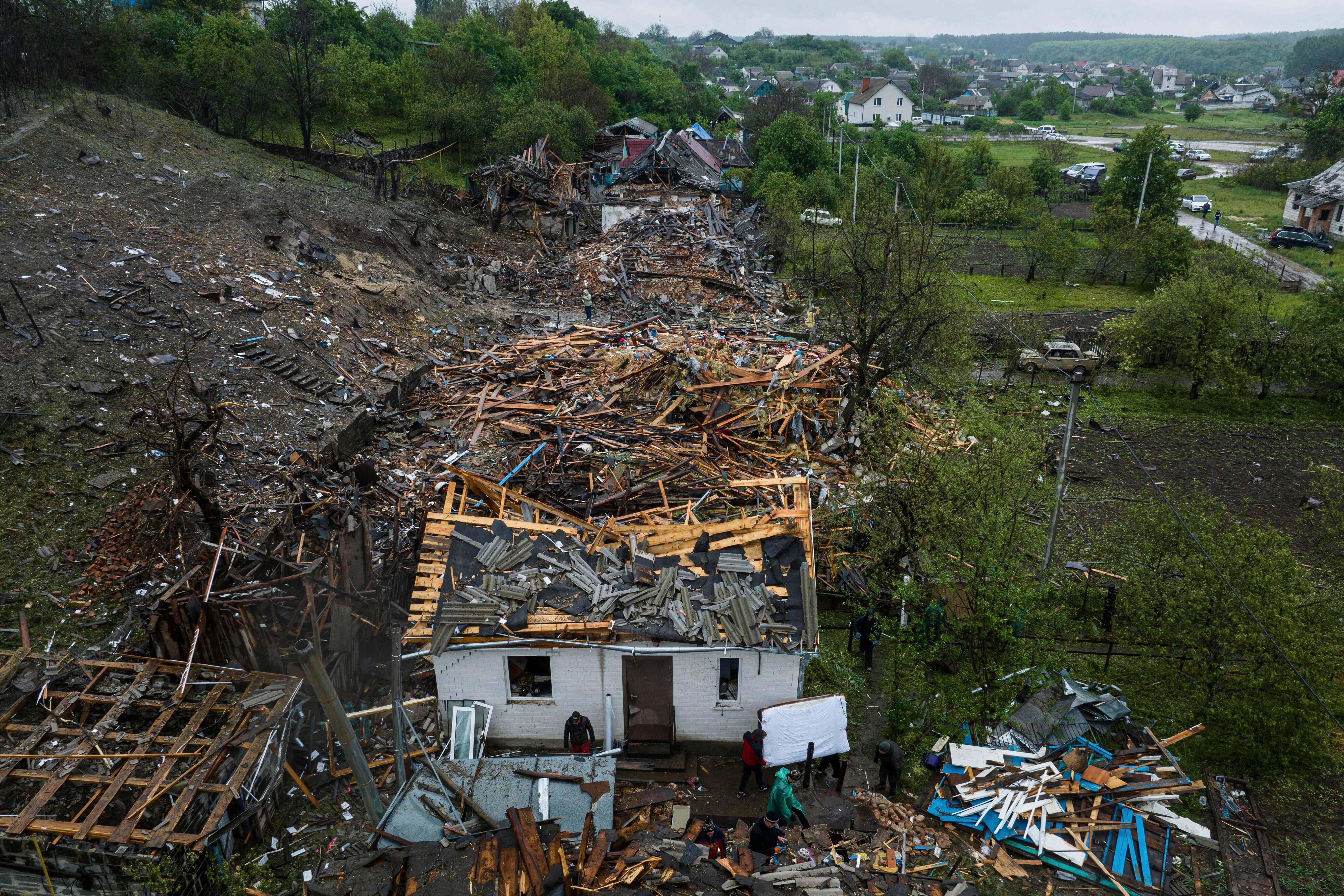 Kuće u Korostyshivu, regija Zhytomyr, uništene su nakon što je Rusija pokrenula najveće zračne štrajkove rata