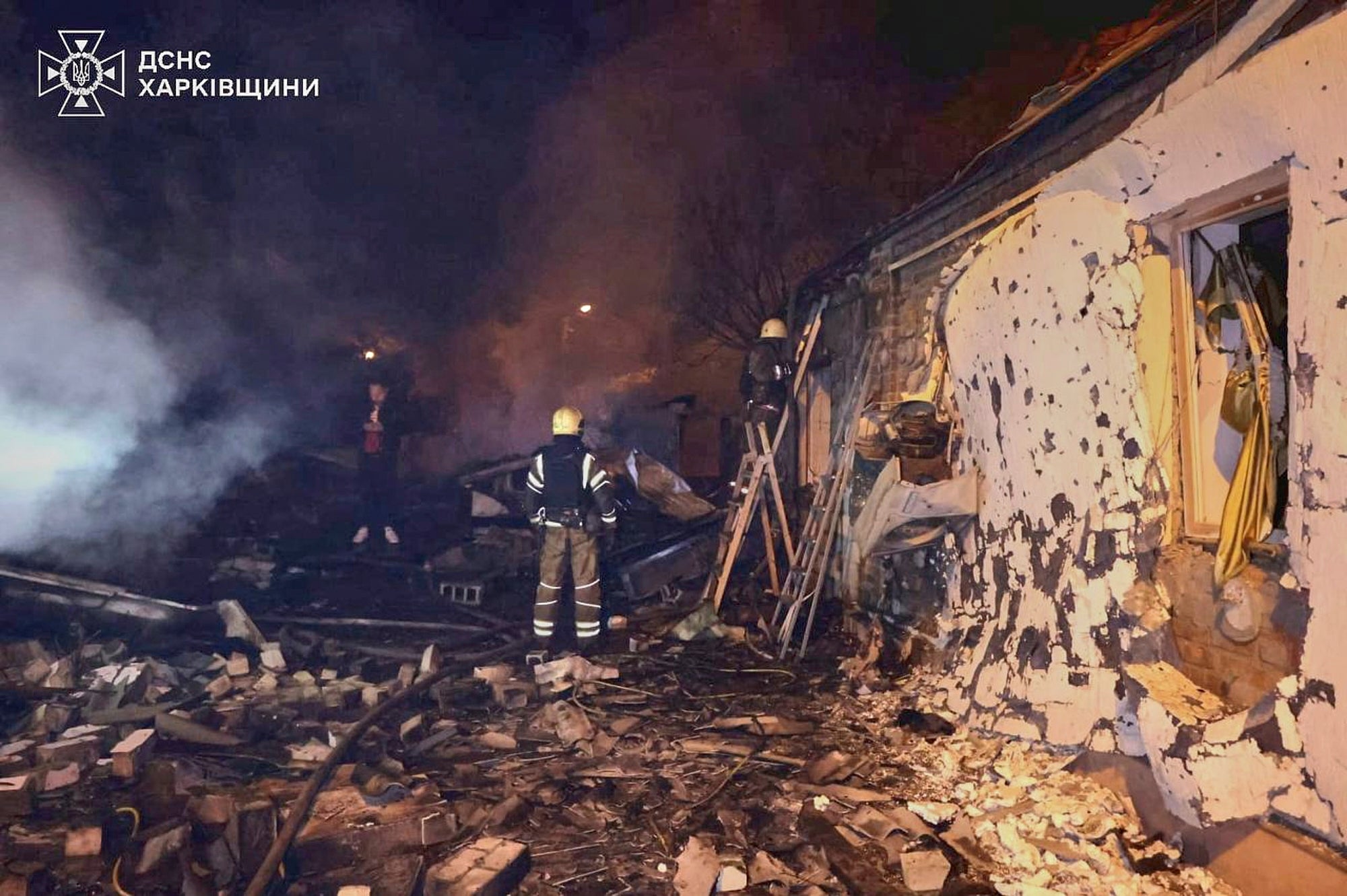 Osoblje hitne službe radi na ugasivanju požara nakon ruskog napada u Harkivu