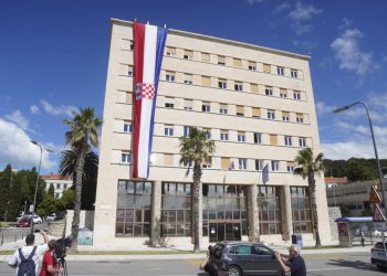 S Banovine zavijorila ogromna zastava povodom Dana državnosti i Dana hrvatskih branitelja grada Splita