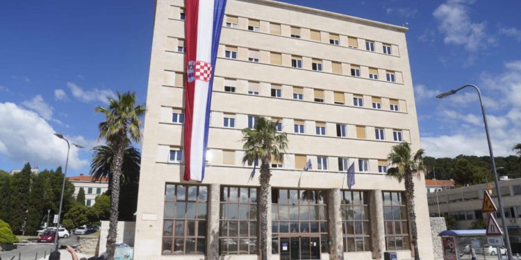 S Banovine zavijorila ogromna zastava povodom Dana državnosti i Dana hrvatskih branitelja grada Splita