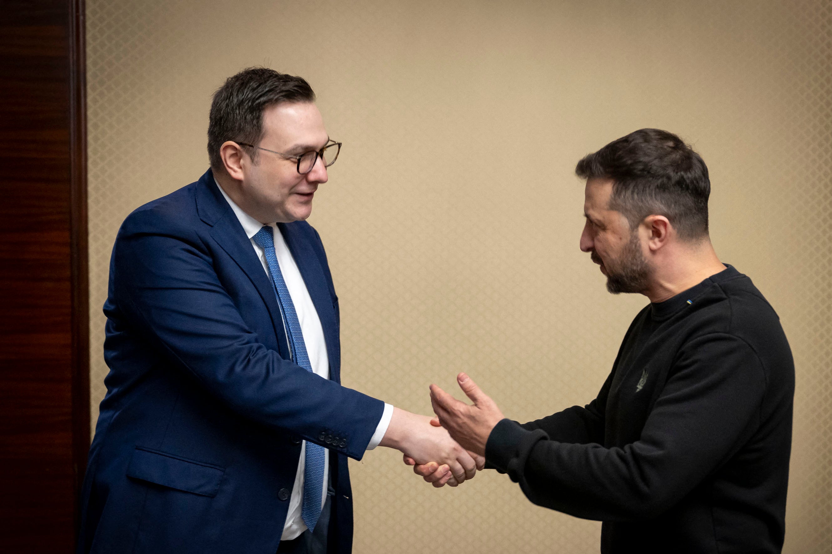 Ukrajinski volodimir Zelensky (desno) pozdravlja ministar vanjskih poslova u Češkoj Jan Lipavsky prije razgovora u Kijevu prošle godine