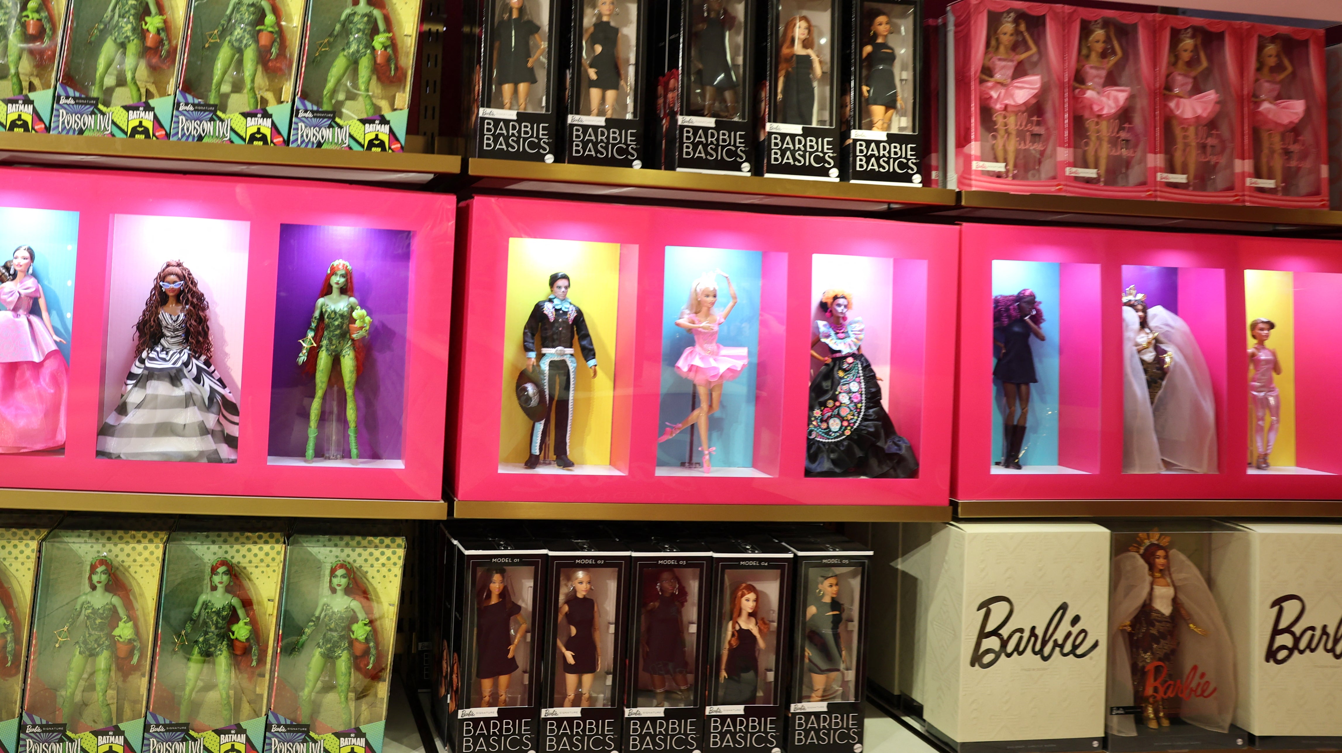 Barbies na prodaju u FAO Schwarz trgovini igračaka u New Yorku 8. travnja 2025
