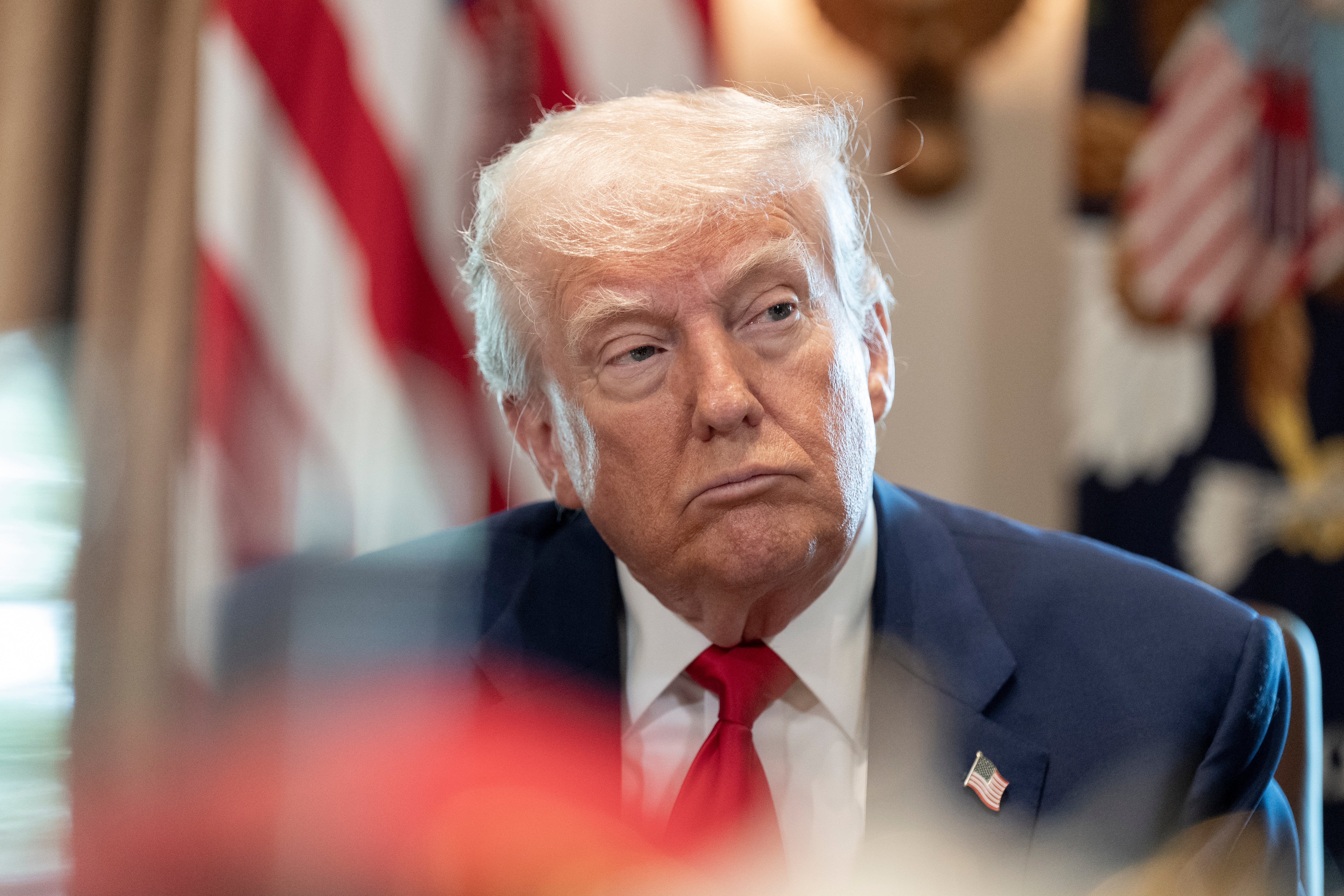 Američki predsjednik Donald Trump inzistirao je na tome da je pad burze kriv bivšeg predsjednika Joea Bidena u srijedu, 1. svibnja 2025. godine. Osnivač Barstool Sports -a Dave Portnoy gurnuo se na zahtjev predsjednika i krivnju je stavio isključivo na Trumpa.