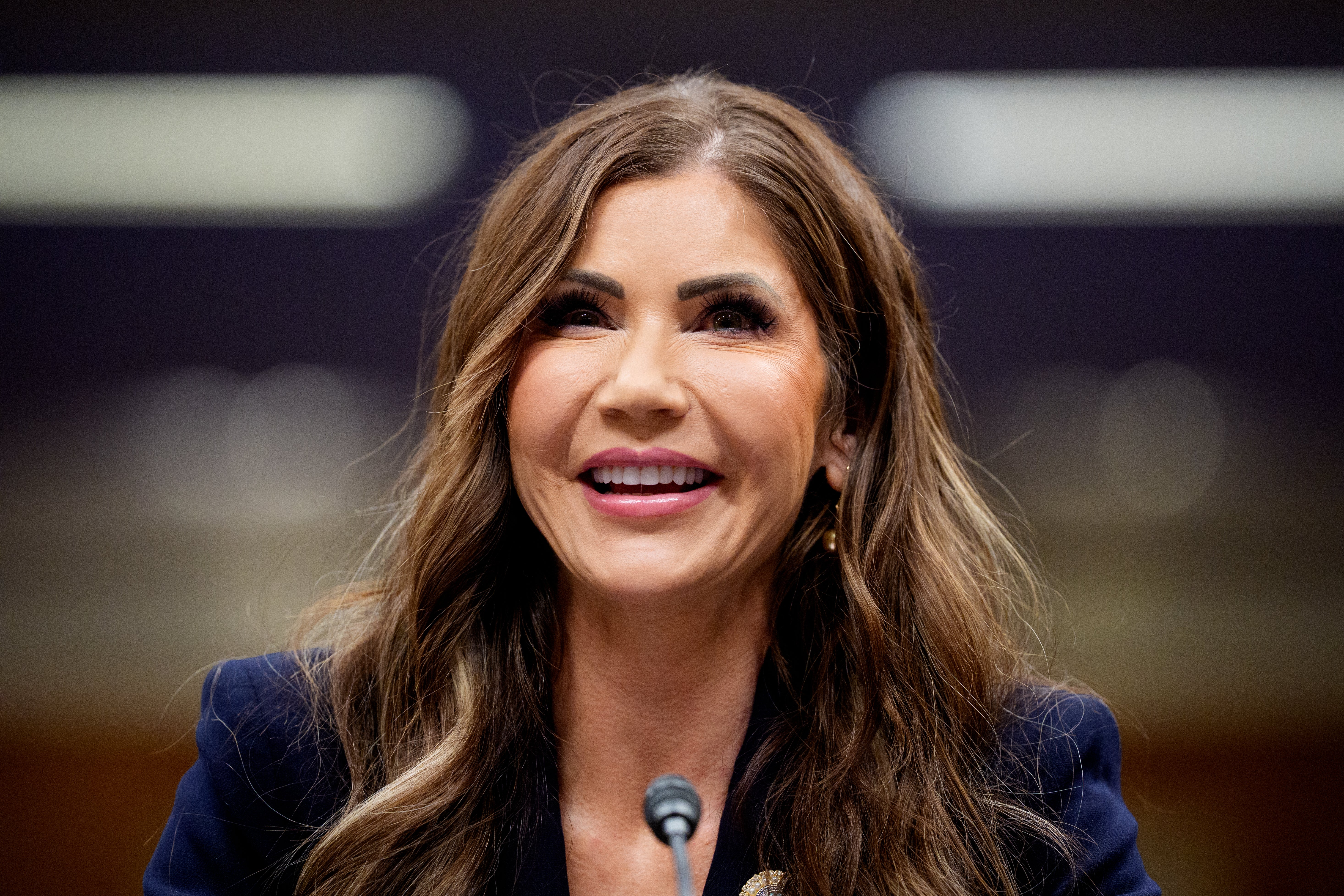 Sekretar za domovinsku sigurnost Kristi Noem suočio se s prosvjedima dok je stekla počasnu diplomu na Sveučilištu South Dakota