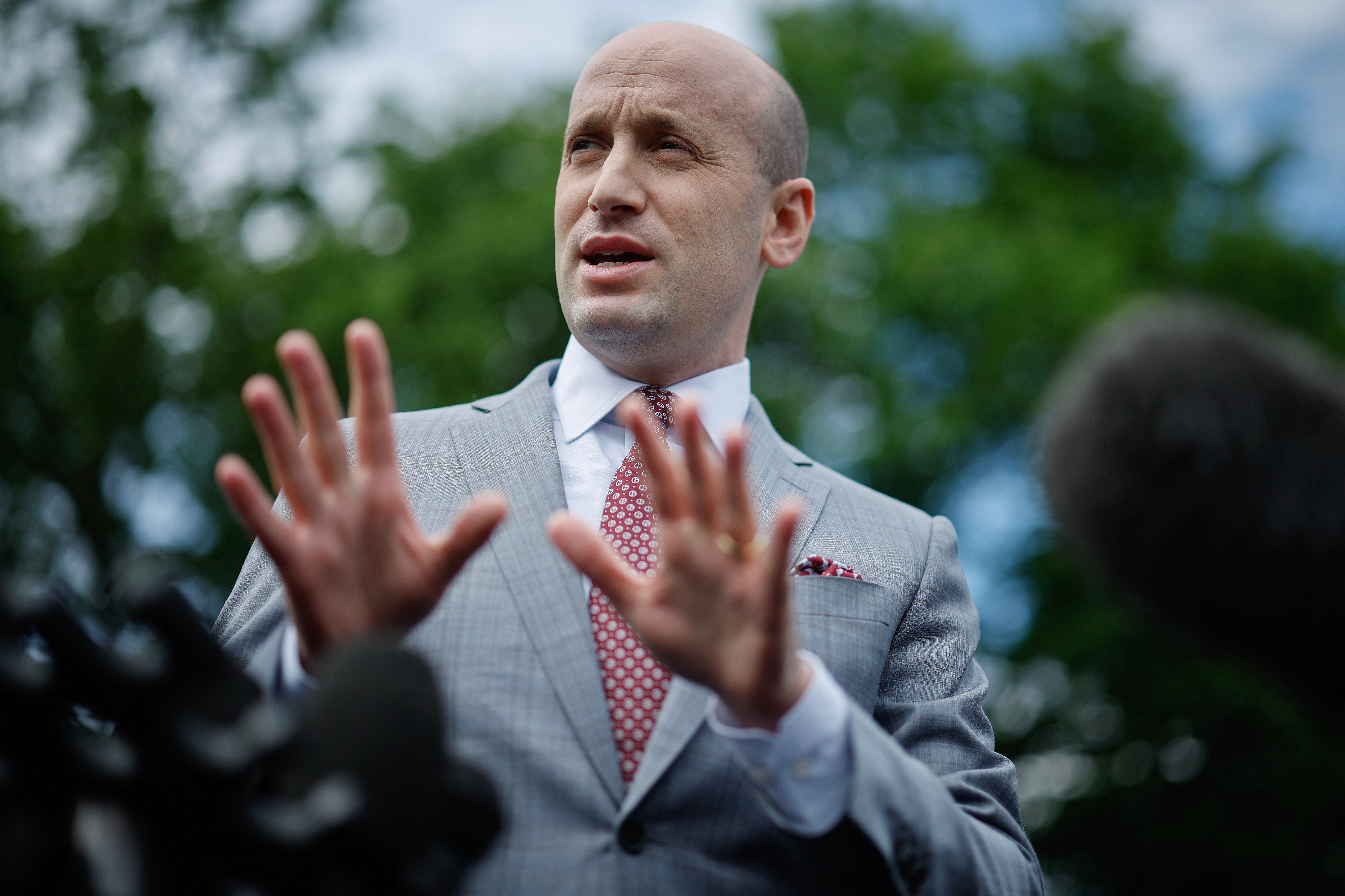 Stephen Miller rekao je da je Trumpova administracija 'gledala' suspendirajući habeas corpus u provođenju Trumpovog programa masovne deportacije