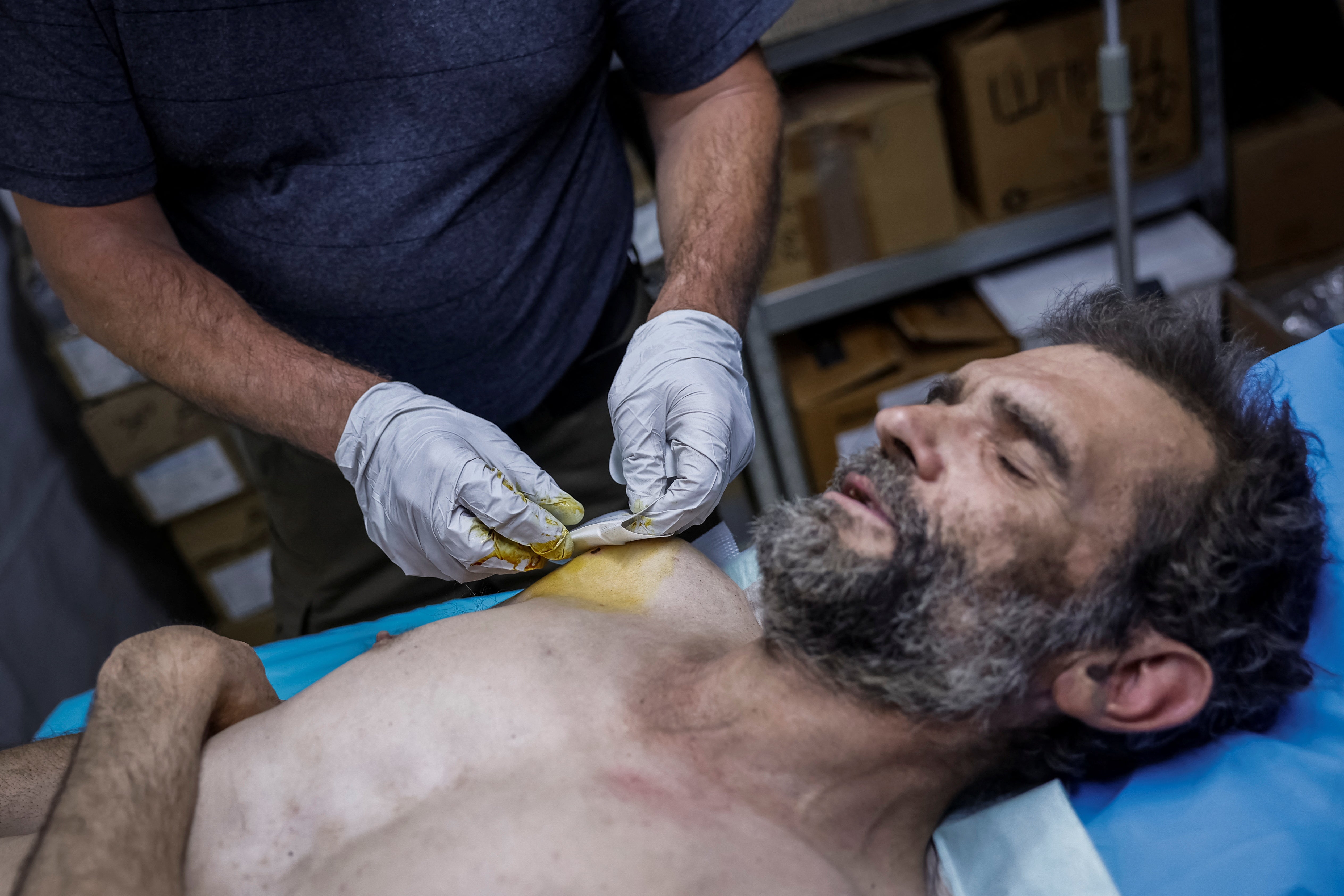 Oleh, 51-godišnjakinja, liječnik 128. odvojenog napadača Transcarpatske brigade o oružanim snagama Ukrajine, pomaže ranjenom ukrajinskom vojniku u točki medicinske stabilizacije jedinice, usred napada Russine na Ukrat, 20. svibnja, regija Zaporizhia, UKraine, UKraine