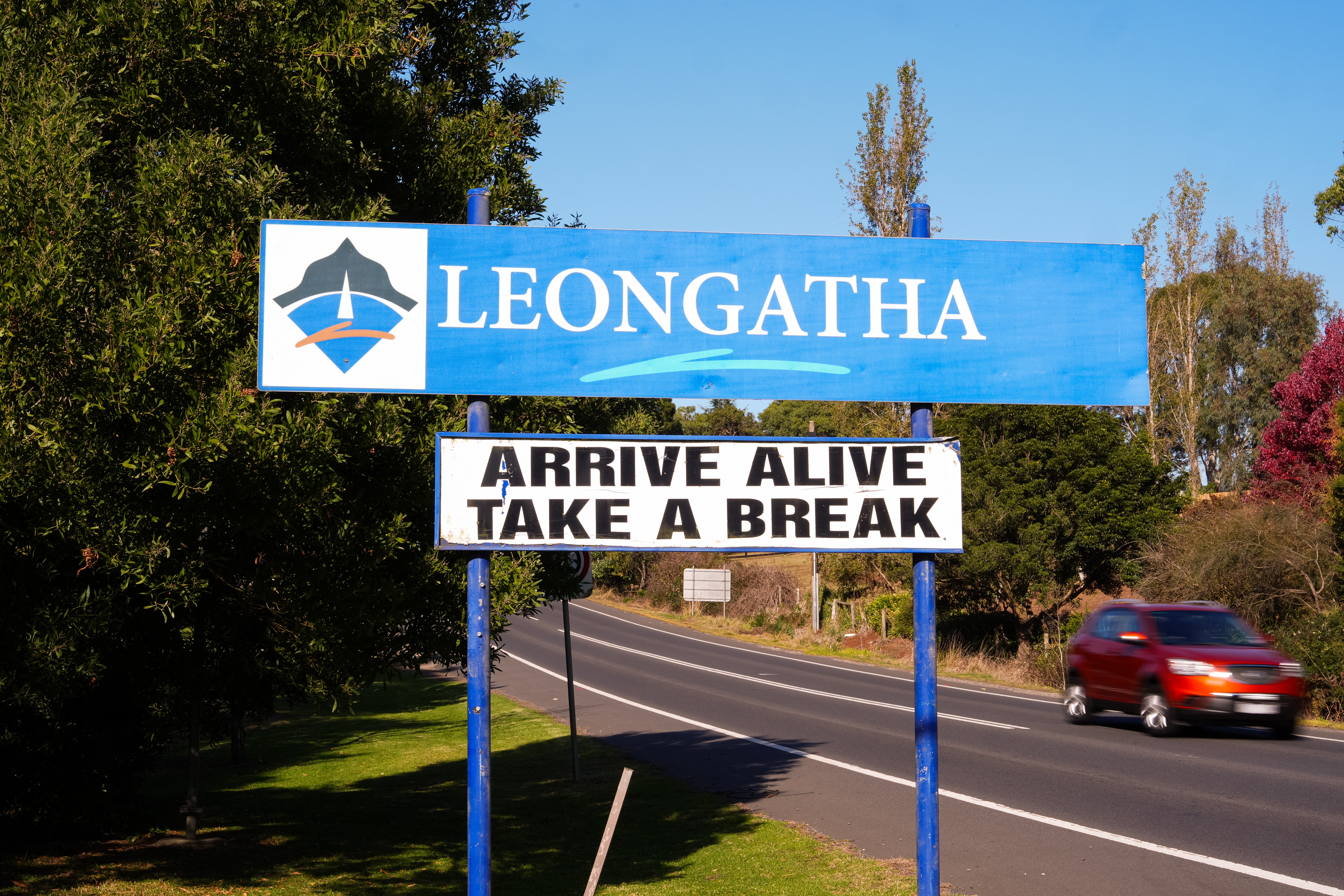 Znak na ulazu u grad u Leongathi u Australiji
